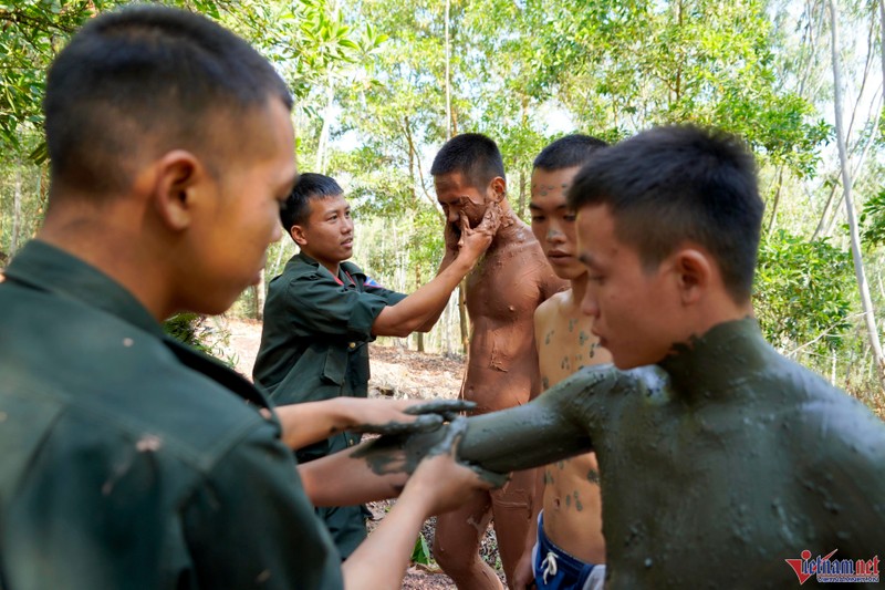 Lan dau tien xem tan mat Canh sat chong khung bo kho luyen-Hinh-4