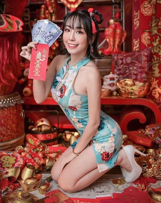 Hot girl xinh dep di chua cung noi tieng vi qua goi cam-Hinh-2
