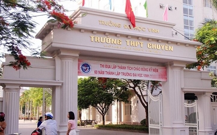 Tam dinh chi giao vien chu nhiem lop co nu sinh tu tu o Nghe An