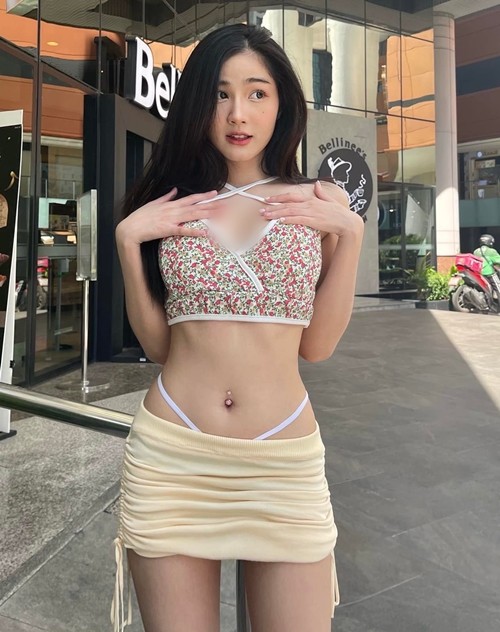 Do mat hot girl xinh dep “mac nhu khong” khoe dang khi dao pho