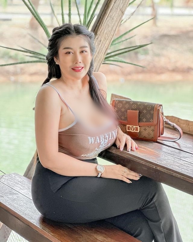 Nguong do mat hot girl sieu vong mot dien do xe sau khoe dang