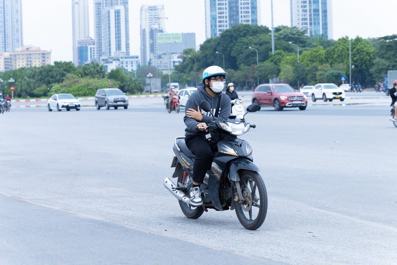 Nguoi Ha Noi dien ao am ra duong don gio lanh dau mua-Hinh-7