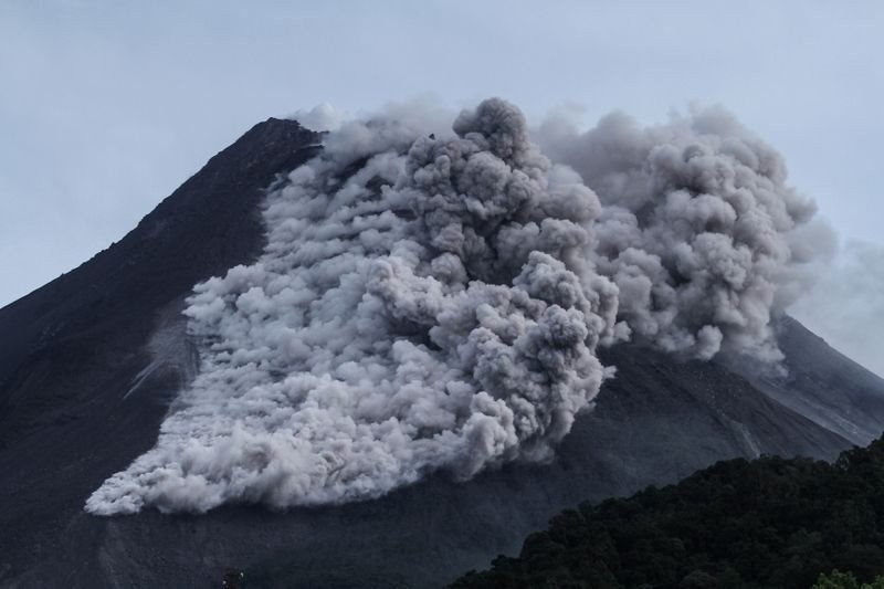 Indonesia ban hanh canh bao cap 3 khi nui lua Marapi phun trao