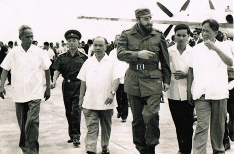 Giay phut gap go xuc dong cua Tuong Giap va lanh tu Fidel-Hinh-2