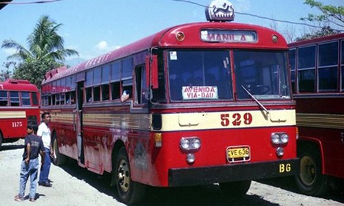 Linh Philippines bat giu 35 con tin tren xe bus
