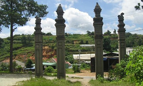 Xot xa tinh canh lang mo cha Hoang hau Nam Phuong