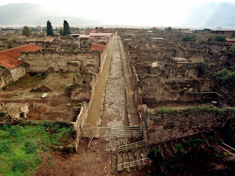 Ben trong thanh pho co Pompeii bi nui lua chon vui