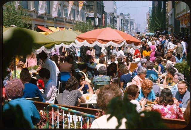 Anh mau song dong ve pho Yonge o Toronto nhung nam 1970-Hinh-2