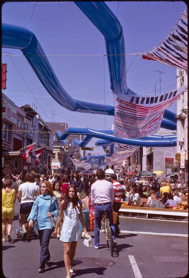 Anh mau song dong ve pho Yonge o Toronto nhung nam 1970-Hinh-4