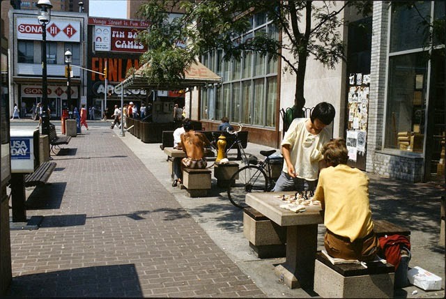 Anh mau song dong ve pho Yonge o Toronto nhung nam 1970-Hinh-8