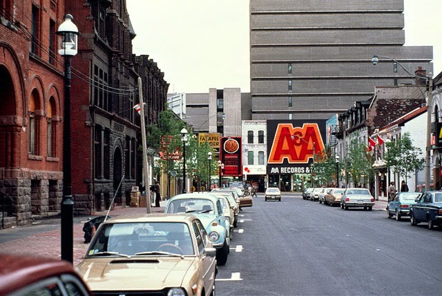 Anh mau song dong ve pho Yonge o Toronto nhung nam 1970-Hinh-9