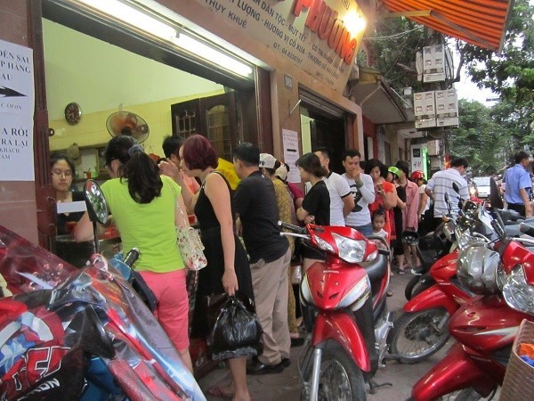 Nguoi Ha Noi xep hang mua banh trung thu-Hinh-2