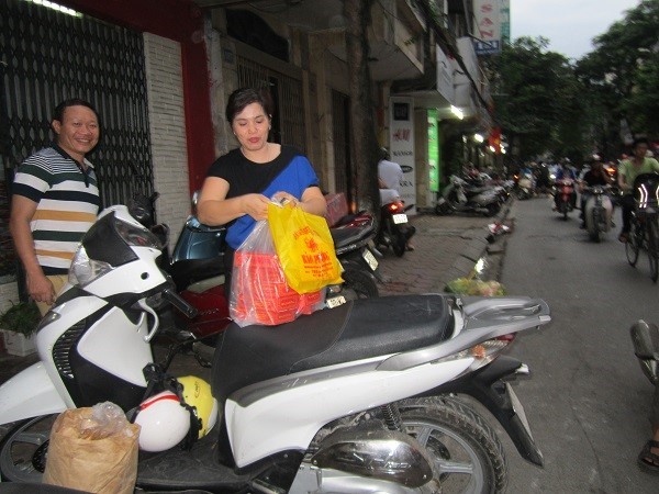 Nguoi Ha Noi xep hang mua banh trung thu-Hinh-5