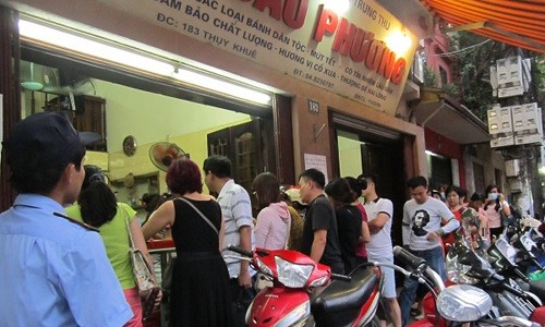 Nguoi Ha Noi xep hang mua banh trung thu