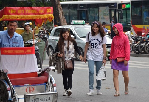 Hinh anh nguoi Ha Noi xuong pho don gio mua Dong Bac-Hinh-2