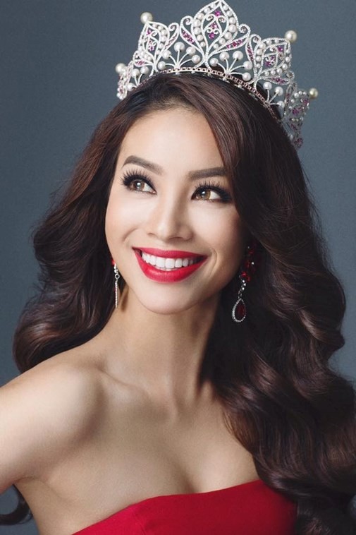 Hoa hau Pham Huong dang thang the tren trang chu Miss Universe-Hinh-10