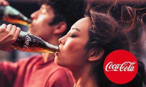 Nhung be boi dong troi cua “ong vua do uong” Coca Cola