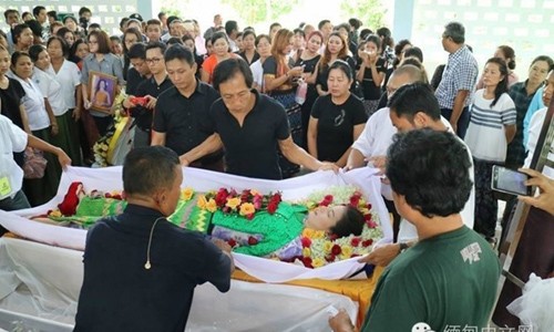 Roi nuoc mat le tang thi sinh Hoa hau Myanmar vua dot tu-Hinh-2