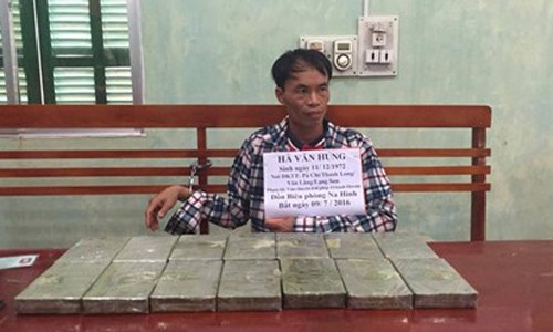 Lang Son Bat doi tuong van chuyen 14 banh Heroin