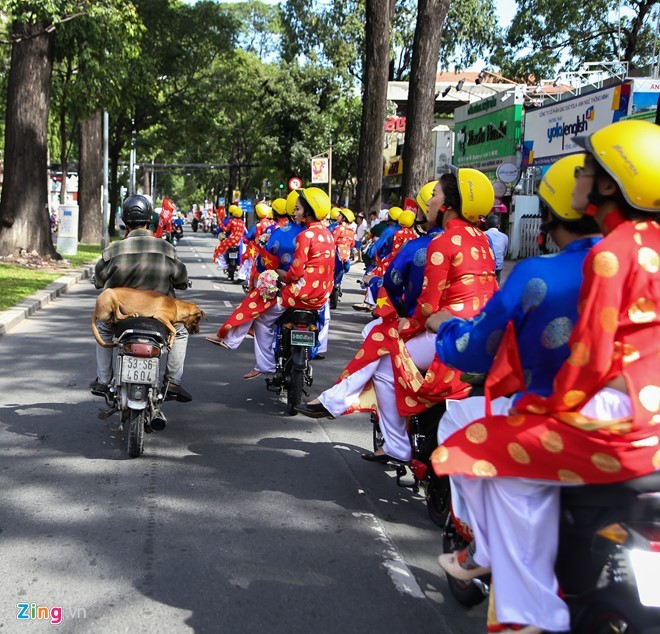 Anh 100 cap doi cuoi tap the trong ngay Quoc khanh-Hinh-12