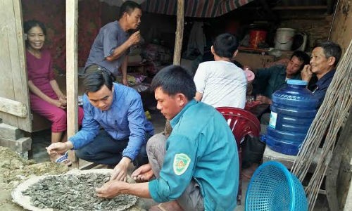 Nghe An: Dao mong nha, phat hien 10kg tien xu co