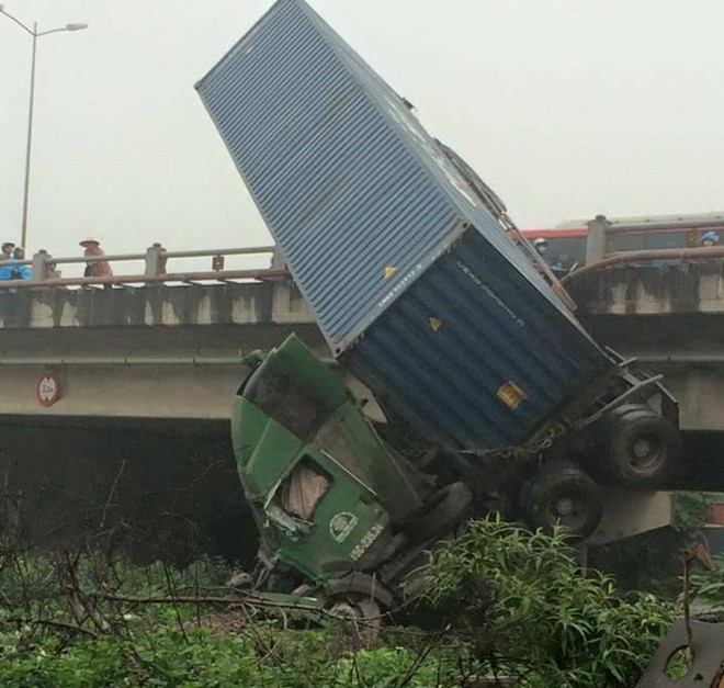 Tai nan lien hoan, xe container roi cam dau xuong chan cau Ha Noi-Hinh-2