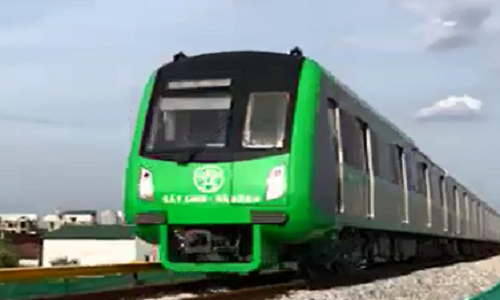 Video: Doan tau Cat Linh - Ha Dong lao vun vut tren duong ray