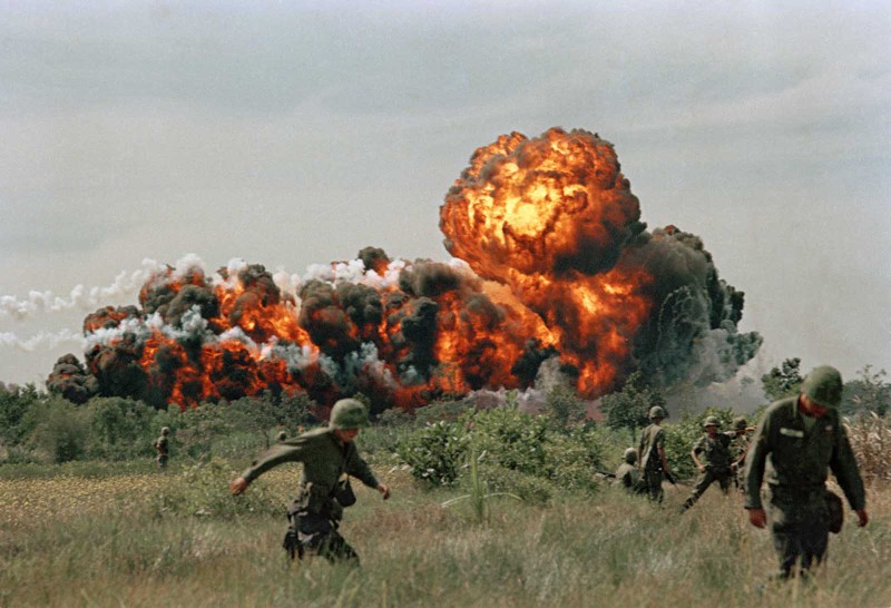 Loat anh kinh dien ve chien tranh Viet Nam 1965 - 1967-Hinh-7