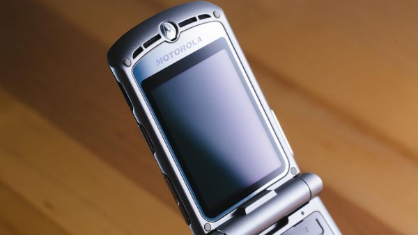 Nhin lai thiet ke chiec Motorola Razr tung khien nguoi Viet me met-Hinh-10