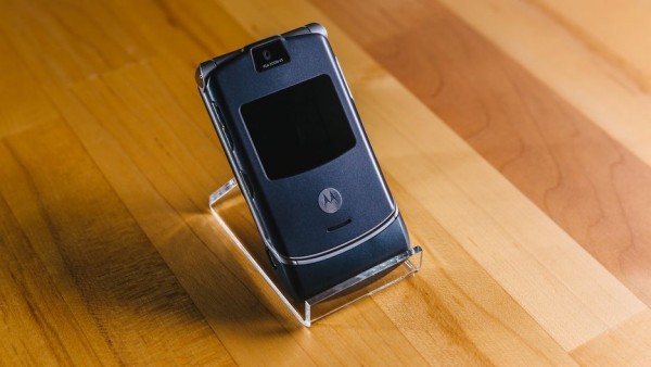 Nhin lai thiet ke chiec Motorola Razr tung khien nguoi Viet me met-Hinh-2