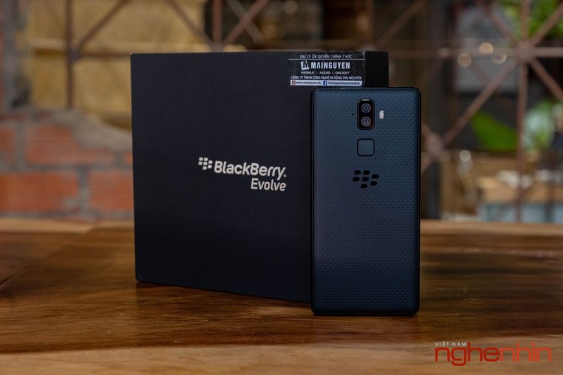 Khui hop Blackberry Evolve: dung chat 'dau den' gia 8 trieu dong-Hinh-5