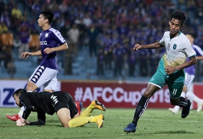 Quang Hai vang mat, Ha Noi FC thua soc o san choi chau luc