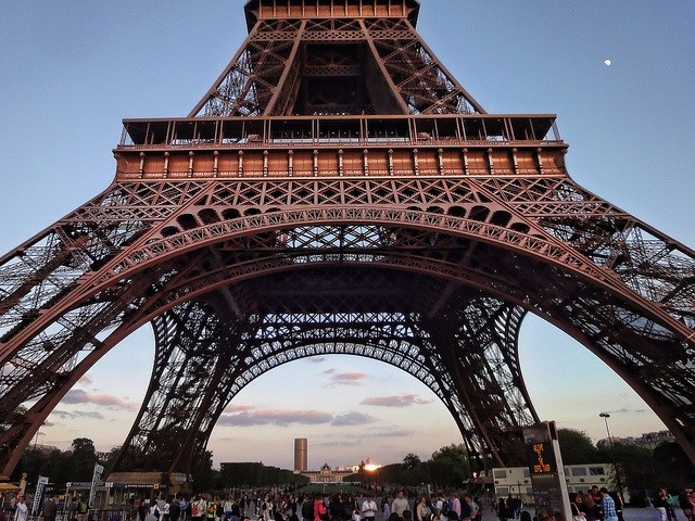 Vi sao tuyet doi khong duoc chup anh thap Eiffel vao ban dem?-Hinh-3