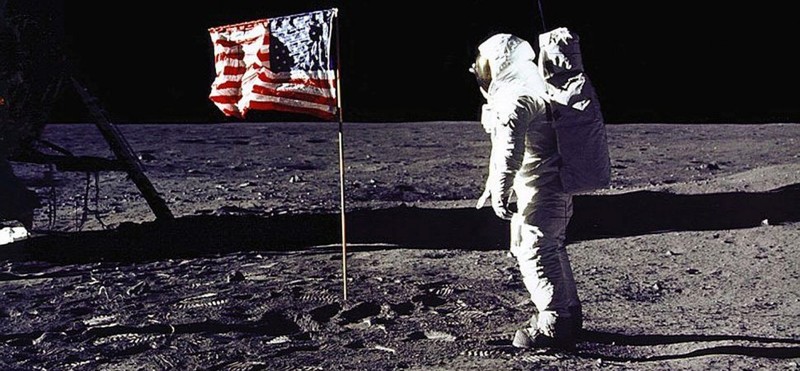Vi sao gia dinh cua Neil Armstrong duoc boi thuong 6 trieu USD?