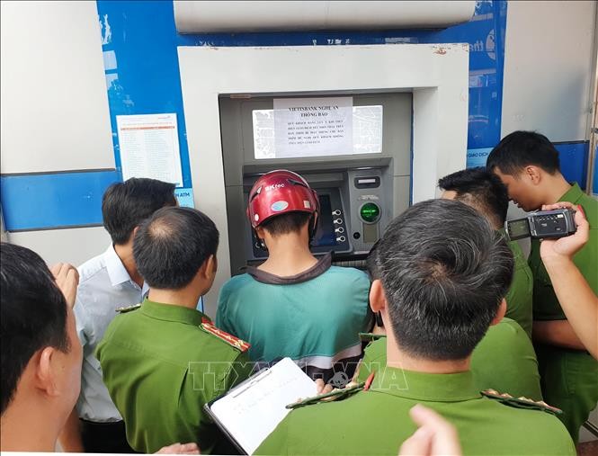 Bat nhom nguoi Trung Quoc lam gia the ATM o Nghe An