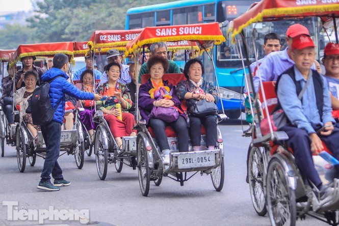 Hinh anh xe xich lo Ha Noi “ca ngoi” tren bao Tay: Cam co nen?-Hinh-3