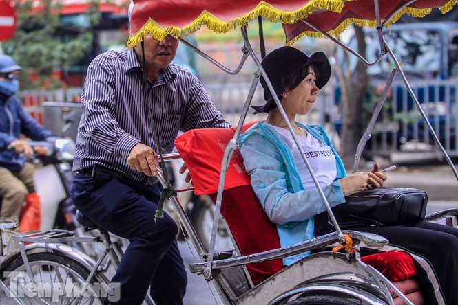 Hinh anh xe xich lo Ha Noi “ca ngoi” tren bao Tay: Cam co nen?-Hinh-4