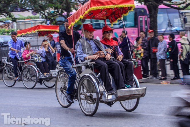 Hinh anh xe xich lo Ha Noi “ca ngoi” tren bao Tay: Cam co nen?-Hinh-5