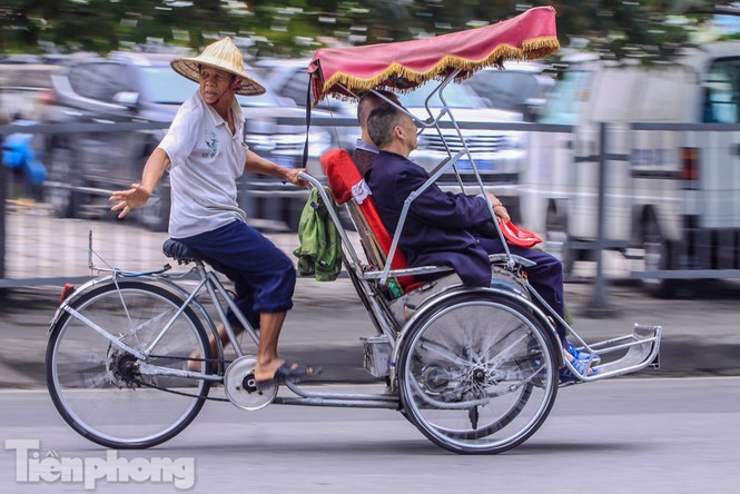 Hinh anh xe xich lo Ha Noi “ca ngoi” tren bao Tay: Cam co nen?-Hinh-6