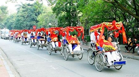 Hinh anh xe xich lo Ha Noi “ca ngoi” tren bao Tay: Cam co nen?-Hinh-9