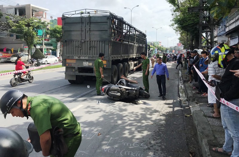 Nguoi phu nu nga xe tu vong do xe dau keo bam coi