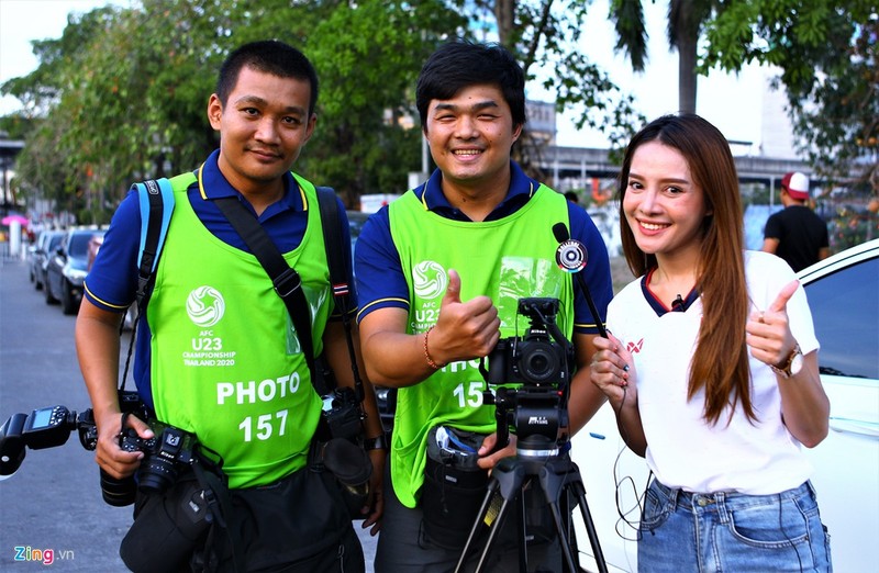 Nu co dong vien keo den san co vu U23 Thai Lan-Hinh-5