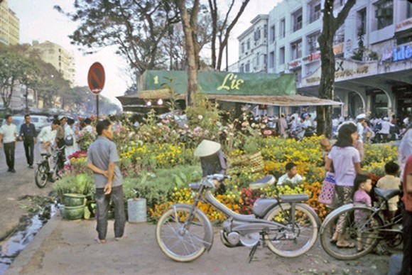 Chợ Tết xưa: Hãy cùng trở về quá khứ với những hình ảnh về Chợ Tết xưa, nơi mà mọi người đến để mua sắm và tham gia các trò chơi truyền thống. Cảm nhận không khí Tết tràn đầy sức sống và niềm vui, hãy cùng tìm hiểu những thói quen và phong tục truyền thống của người Việt Nam.