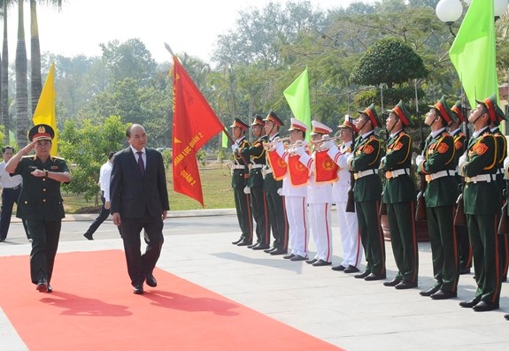 Thu tuong tham, chuc Tet, kiem tra cong tac san sang chien dau tai Truong Si quan Luc quan 2