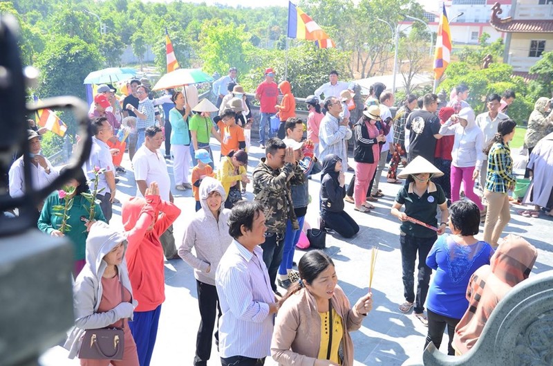 Nguoi Sai Gon “doi nang” di le chua mung 2 Tet-Hinh-14