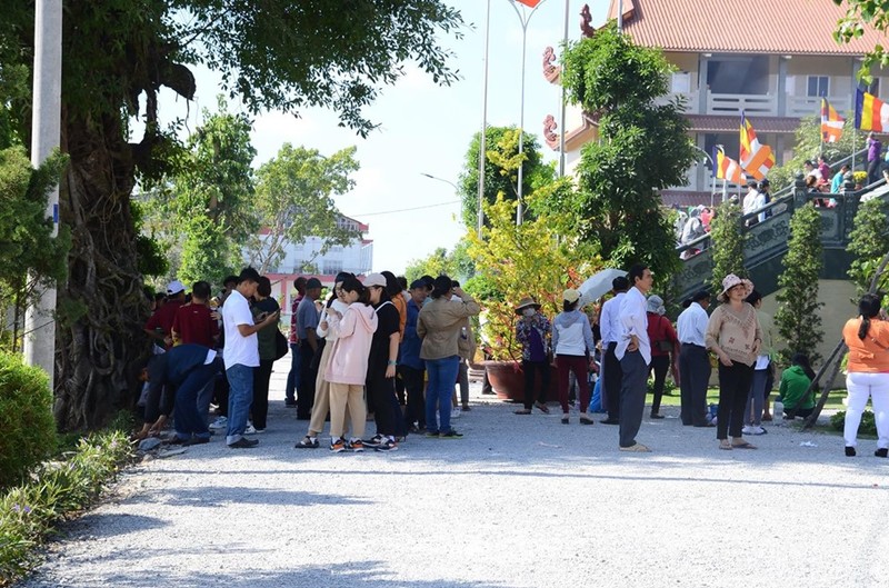 Nguoi Sai Gon “doi nang” di le chua mung 2 Tet-Hinh-8