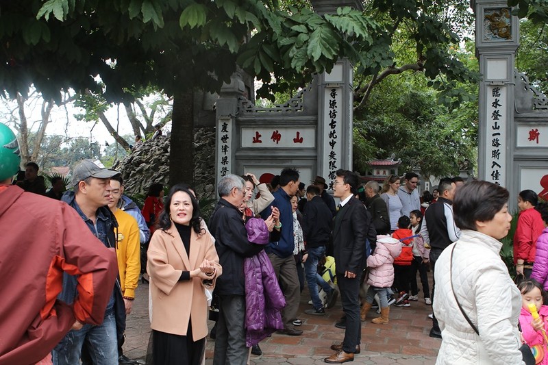 Troi tanh rao, nguoi Ha Noi do ra duong choi Tet, chup anh