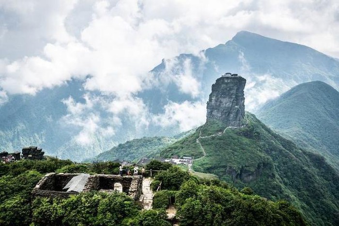 Ngoi chua ky bi tren ngon nui cao 2.000m quanh nam may phu-Hinh-3