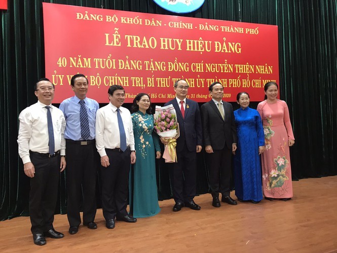 Ong Nguyen Thien Nhan nhan huy hieu 40 nam tuoi Dang-Hinh-2