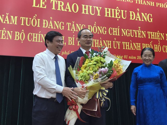 Ong Nguyen Thien Nhan nhan huy hieu 40 nam tuoi Dang-Hinh-3